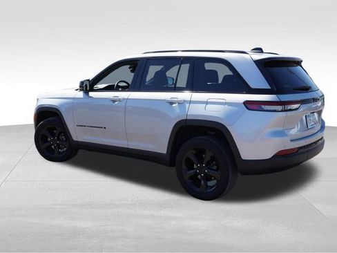 Used 2023 Jeep Grand Cherokee Altitude AWD/4WD image 8