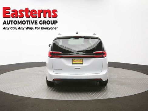 Used 2023 Chrysler Pacifica Touring-L image 37