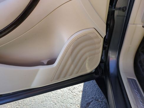 Used 2018 Ford Taurus Limited image 13