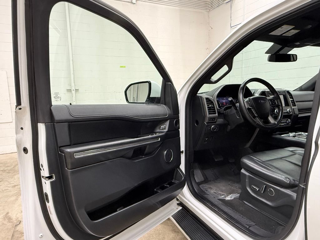 Used 2019 Ford Expedition XLT w/ Equipment Group 202A AWD/4WD image 32