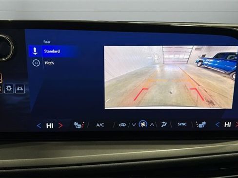 Used 2025 Chevrolet Traverse LT image 14