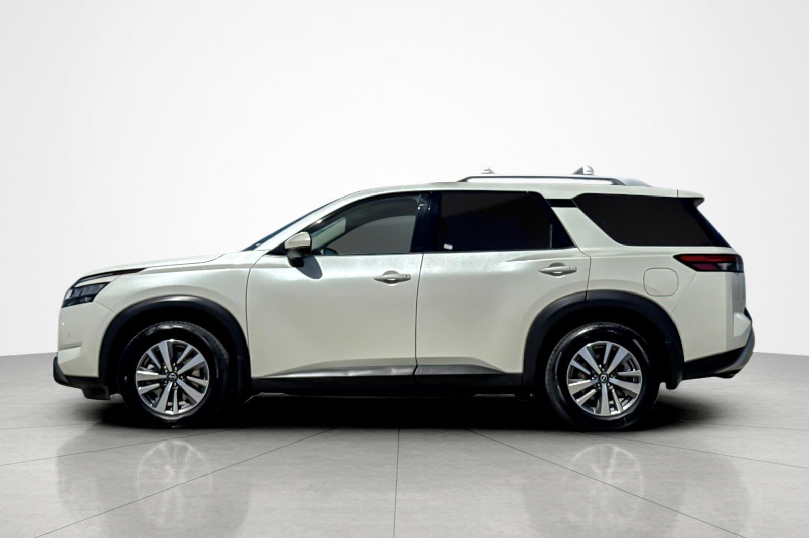Used 2022 Nissan Pathfinder SL FWD image 2