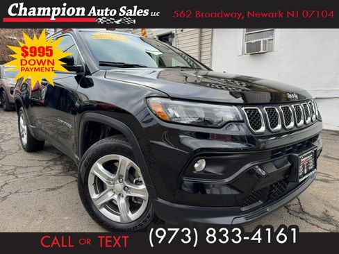 Used 2024 Jeep Compass Latitude image 1