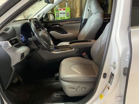 Used 2020 Toyota Highlander Limited image 8