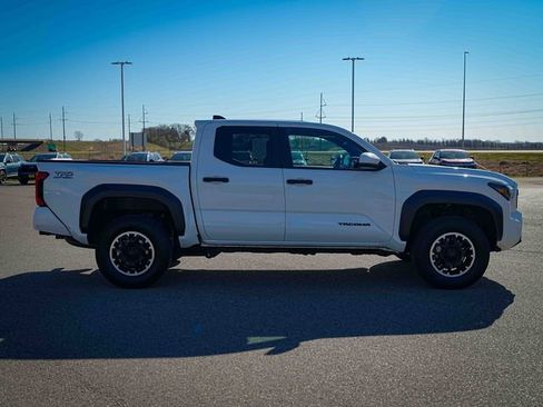 Used 2024 Toyota Tacoma TRD Off-Road AWD/4WD image 5