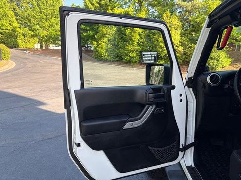Used 2014 Jeep Wrangler Unlimited Sahara w/ Connectivity Group AWD/4WD image 30