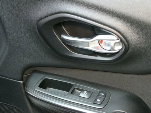 Used 2014 Jeep Cherokee Sport w/ Cold Weather Group image 9