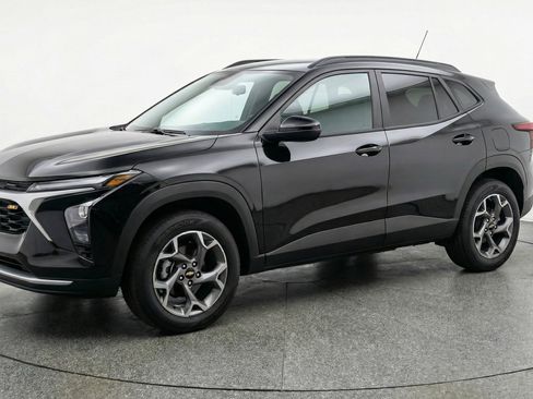 Used 2025 Chevrolet Trax LT w/ LT Convenience Package image 3