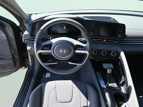 Certified 2025 Hyundai Elantra SE FWD image 12