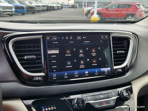 Used 2022 Chrysler Pacifica Touring-L FWD image 41