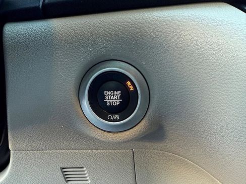 Used 2024 Chrysler Pacifica Touring-L image 21