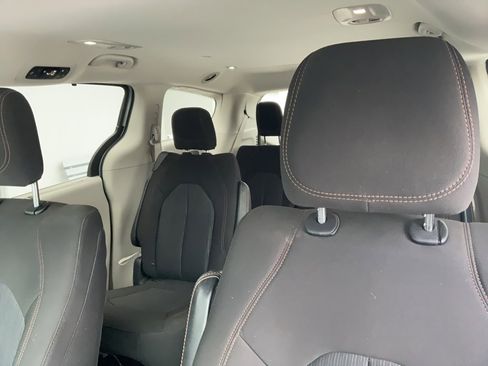 Used 2020 Chrysler Pacifica Touring image 13
