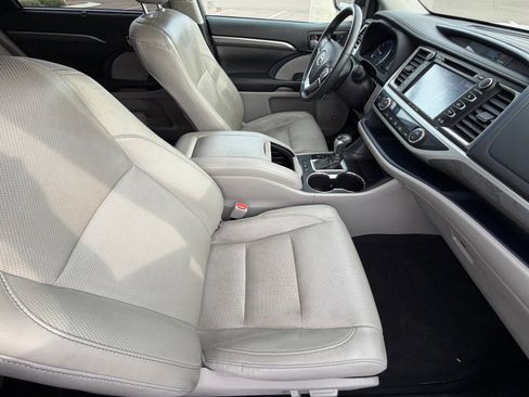 Used 2019 Toyota Highlander Limited image 11