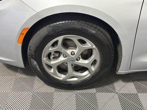 Used 2024 Chrysler Pacifica Limited image 12