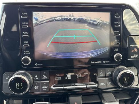 Used 2020 Toyota Highlander XLE image 24