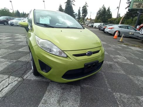 Used 2013 Ford Fiesta SE image 2