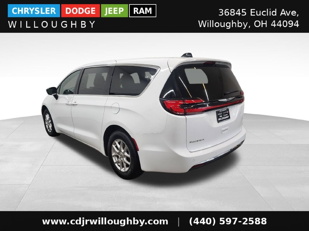 Used 2025 Chrysler Pacifica Select FWD image 7