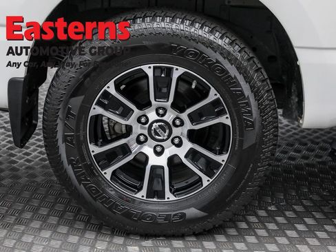 Used 2020 Nissan Titan SV w/ SV Convenience Package image 32