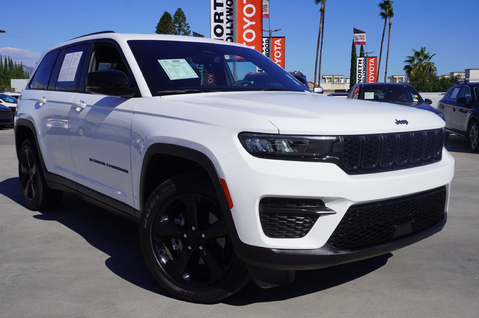 Used 2023 Jeep Grand Cherokee Altitude AWD/4WD image 2