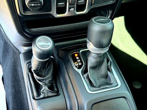 Used 2021 Jeep Gladiator Sport AWD/4WD image 18