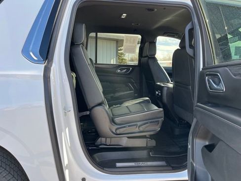 Used 2022 GMC Yukon XL SLT image 32