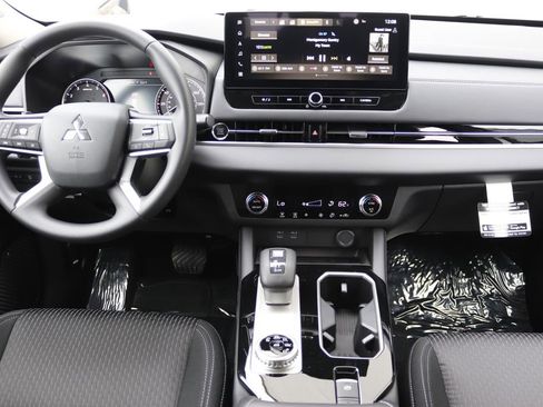 New 2026 Mitsubishi Outlander ES image 4