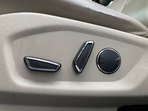 Used 2018 Ford Explorer XLT w/ Equipment Group 202A FWD image 11