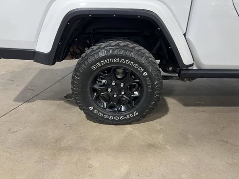 Used 2023 Jeep Gladiator Willys AWD/4WD image 37