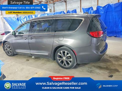 Used 2017 Chrysler Pacifica Limited image 3