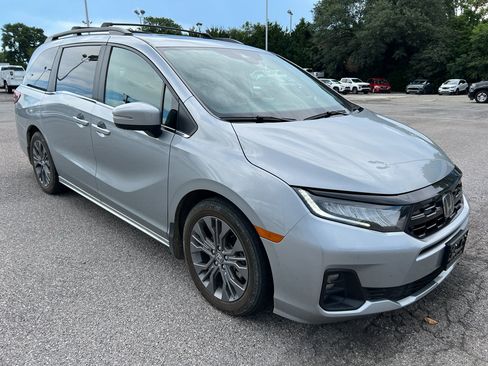 Used 2025 Honda Odyssey Touring image 3