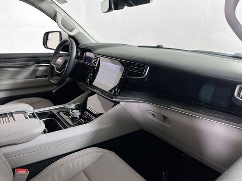 Used 2022 Jeep Wagoneer Series III w/ Flexible Seating Group image 29