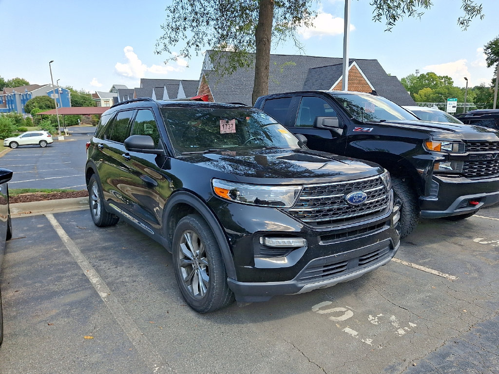 Used 2020 Ford Explorer XLT w/ Equipment Group 202A AWD/4WD image 2