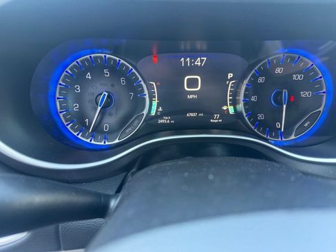 Used 2023 Chrysler Pacifica Touring-L FWD image 29