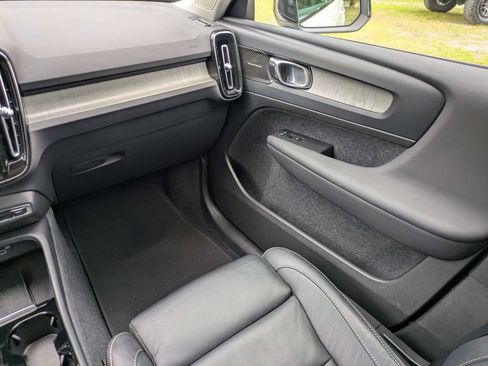 Certified 2023 Volvo XC40 B5 Ultimate w/ Climate Package AWD/4WD image 18