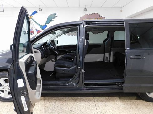 Used 2011 Dodge Grand Caravan SXT image 25
