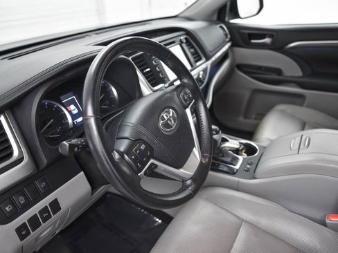 Used 2018 Toyota Highlander image 16