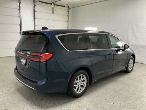 Used 2023 Chrysler Pacifica Touring-L image 4