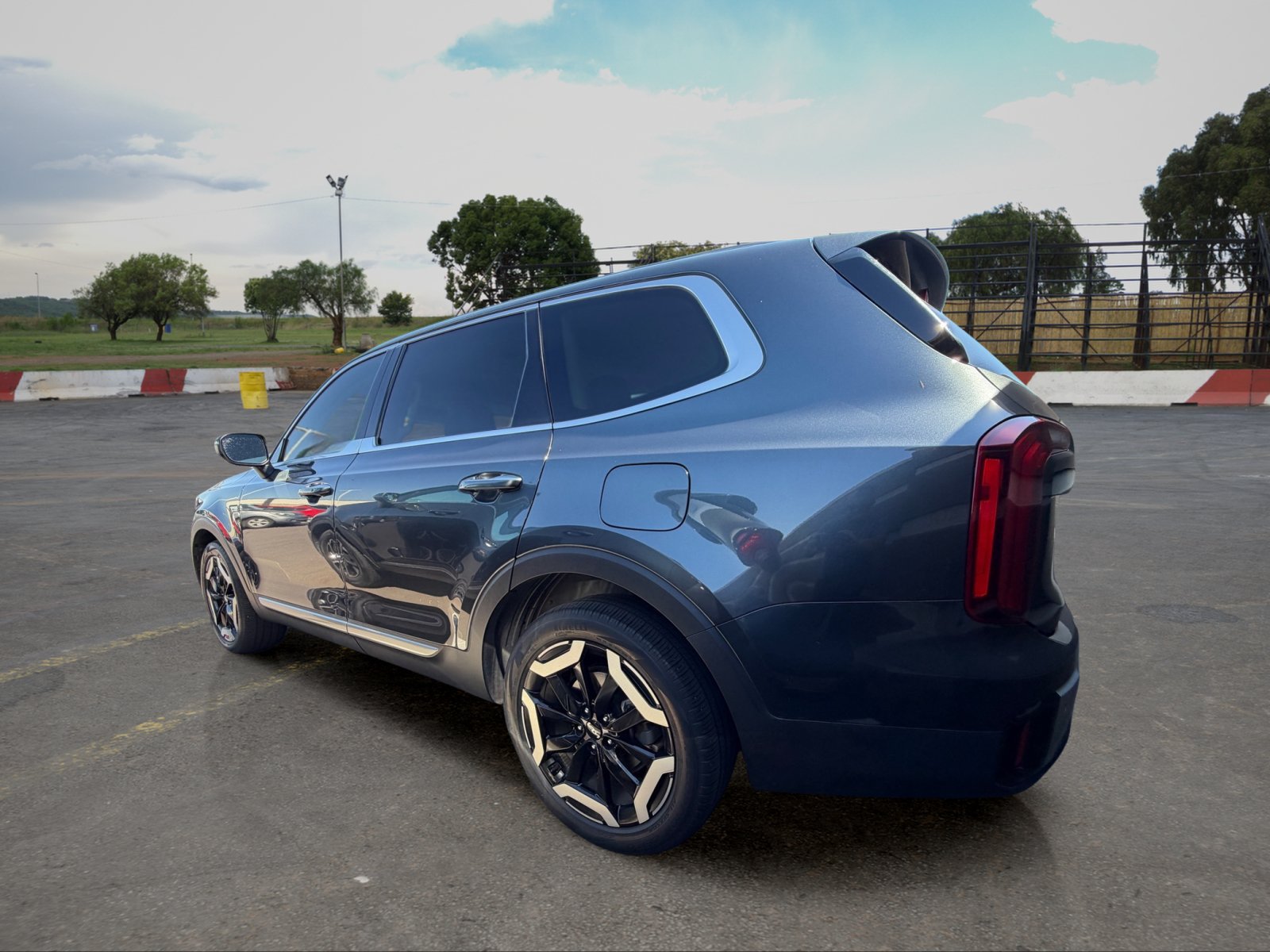 Certified 2024 Kia Telluride S w/ S Sunroof Package AWD/4WD image 5