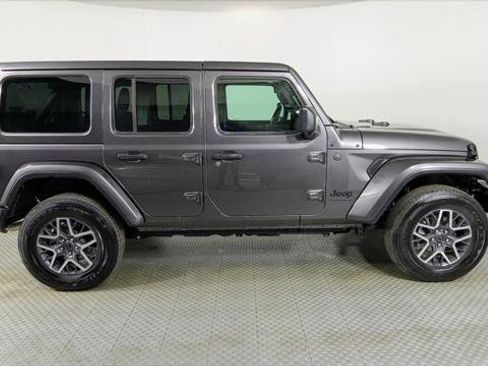 Used 2025 Jeep Wrangler Unlimited Sahara AWD/4WD image 8