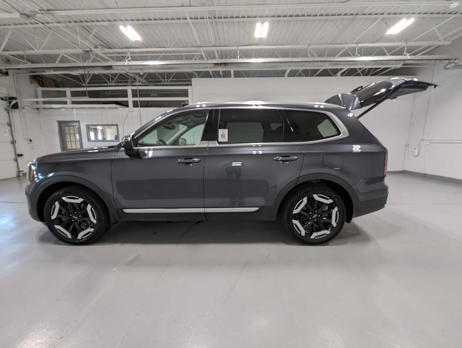 Used 2024 Kia Telluride EX w/ EX Captain's Chair Package AWD/4WD image 12