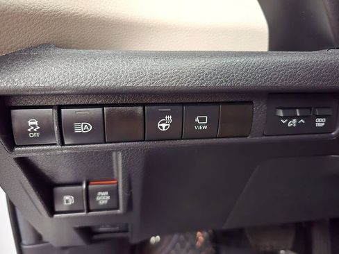 Used 2024 Toyota Sienna Platinum FWD image 32