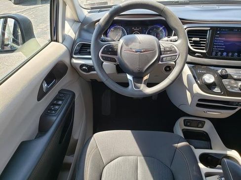 Used 2017 Chrysler Pacifica Touring FWD image 14