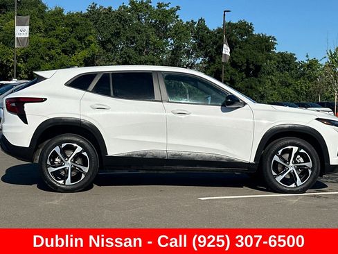 Used 2025 Chevrolet Trax RS FWD image 3