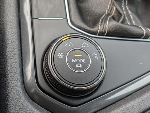 Used 2023 Volkswagen Tiguan SE w/ Panoramic Sunroof Package image 25