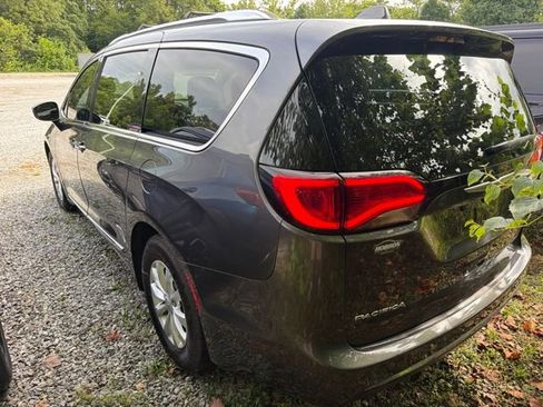 Used 2019 Chrysler Pacifica Touring-L FWD image 8