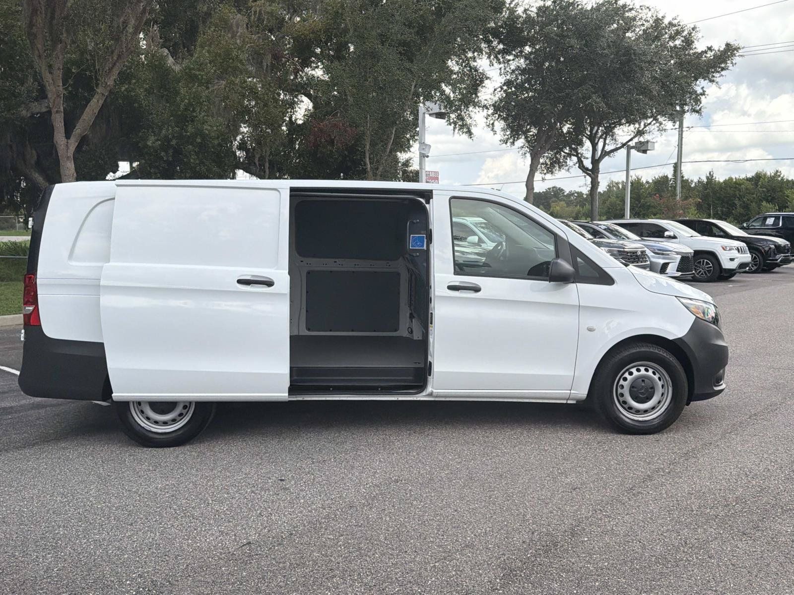 Used 2023 Mercedes-Benz Metris image 3