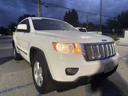 Used 2011 Jeep Grand Cherokee Laredo w/ Security & Convenience Group AWD/4WD image 2