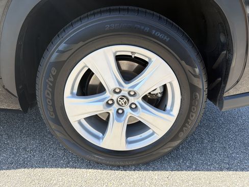 Certified 2025 Toyota Highlander LE FWD image 29