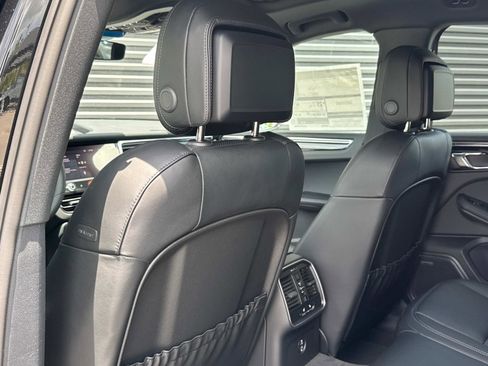 Certified 2025 Porsche Macan image 13