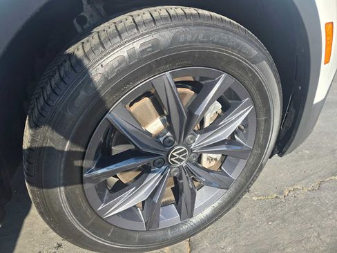 Used 2022 Volkswagen Tiguan SE image 9